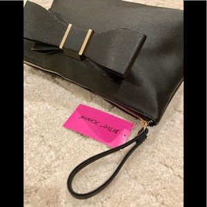 🎁 NWT NEW Bow Wristlet BLACK GOLD 🎁